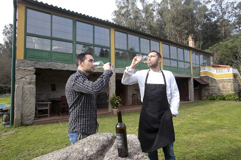 Casa de Comidas Urcela con Rodrigo, el cocinero, y Javier, su ayudante